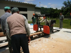 大日方村長も見学に来てくれました