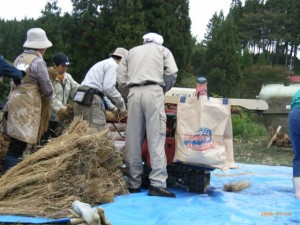 棚田の米を脱穀、みんなで新米を味わう収穫祭