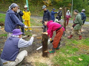 女性も元気に伐倒実習